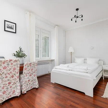 Rentplanet - Chmielna شقة